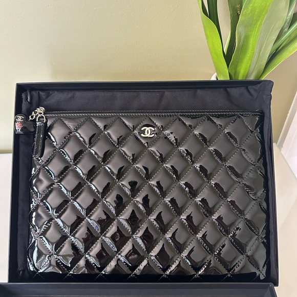 NWT Authentic Chanel Zipped Clutch with CC Heart Charm 🖤 - Picture 4 of 10
